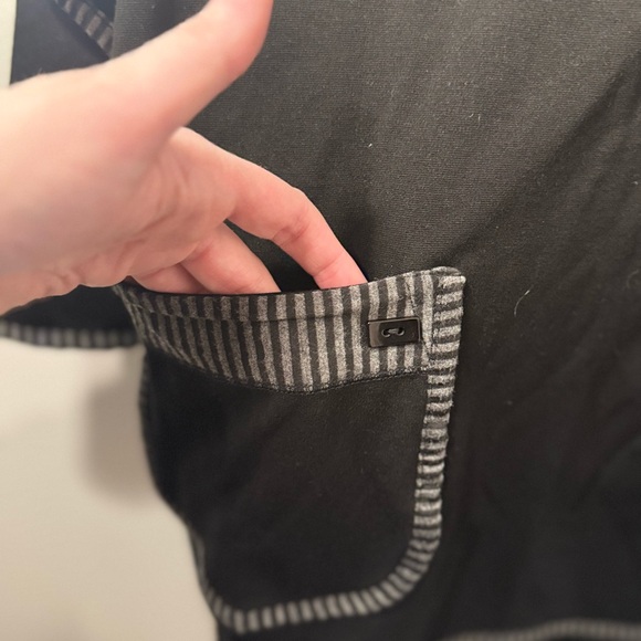 BYJJ Women’s Black Tunic Top Size Medium Exposed Seam Pocket Long Sleeve - Picture 6 of 7